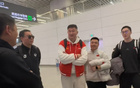 杜锋再展情商！机场偶遇王怀玉为其庆生，徐杰起头，全员唱生日歌