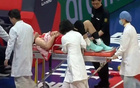 郭艾伦受伤，担架抬离赛场