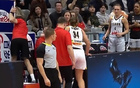 笑喷！比利时女篮球员冲撞张子宇，结果自己人仰马翻受伤离场